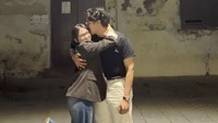 Pelantun Rasa-rasanya itu mengunggah video menari bersama Davina di bawah sinar lampu yang menerangi Kota Tua. Foto: Instagram @ardhitopramono