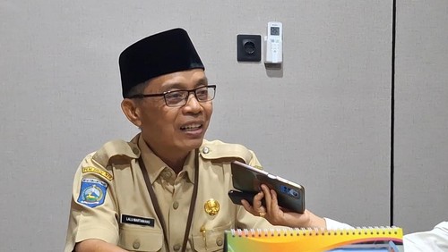 Asisten I Setda Mataram, Lalu Martawang, saat ditemui di ruang kerjanya, Senin (20/4/2026). (Nathea Citra/detikBali)