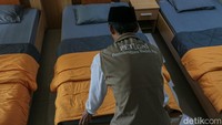Pihak penyelenggara memastikan seluruh sarana berada dalam kondisi baik agar dapat menunjang kebutuhan jemaah selama berada di asrama.