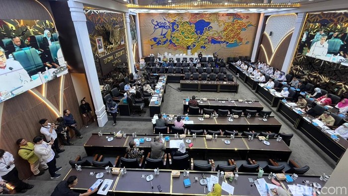 Baleg DPR rapat kerja dengan Menaker Yassierli di Baleg DPR, DPR RI, Senayan, Jakarta, Senin (20/4/2026).