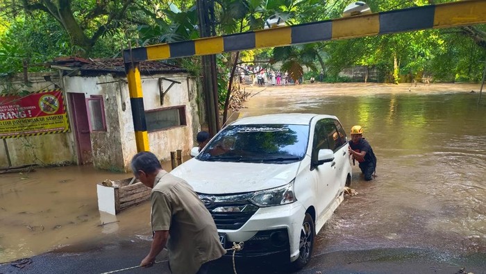 Banjir melanda Cinere, Depok, mengakibatkan satu mobil Daihatsu Xenia hampir hanyut karena nekat menerobo arus banjir. (dok. ist)