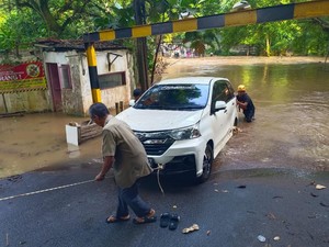 Xenia Hampir Hanyut Usai Nekat Terobos Arus Banjir di Cinere Depok