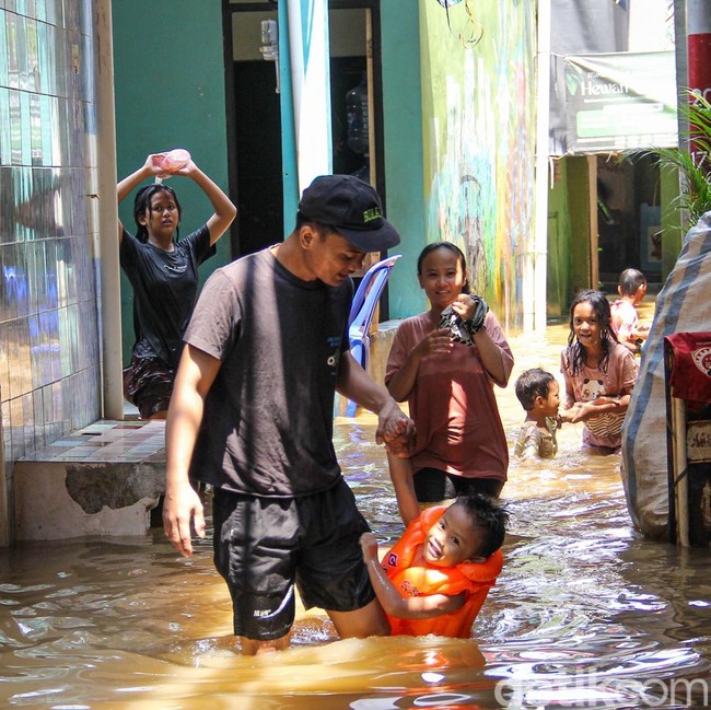 Banjir Rendam Kebon Pala, Warga Mulai Mengungsi