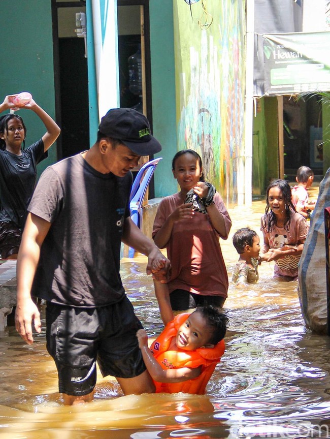 Banjir Rendam Kebon Pala, Warga Mulai Mengungsi