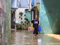 80 RT di Jakarta Masih Banjir Siang Ini, Ketinggian Air Capai 1 Meter