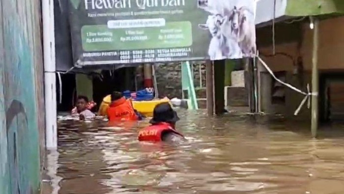 Banjir setinggi 175 sentimeter merendam permukiman warga di wilayah Kebon Pala, Kampung Melayu, Jakarta Timur, Senin (20/4/2026).