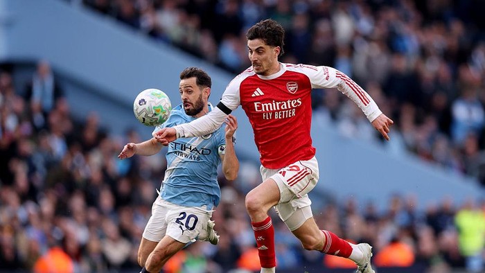 MANCHESTER, ENGLAND - APRIL 19: Kai Havertz of Arsenal and Bernardo Silva of Manchester City battle for possession of the ball during the Premier League match between Manchester City and Arsenal at Etihad Stadium on April 19, 2026 in Manchester, England. (Photo by Carl Recine/Getty Images)