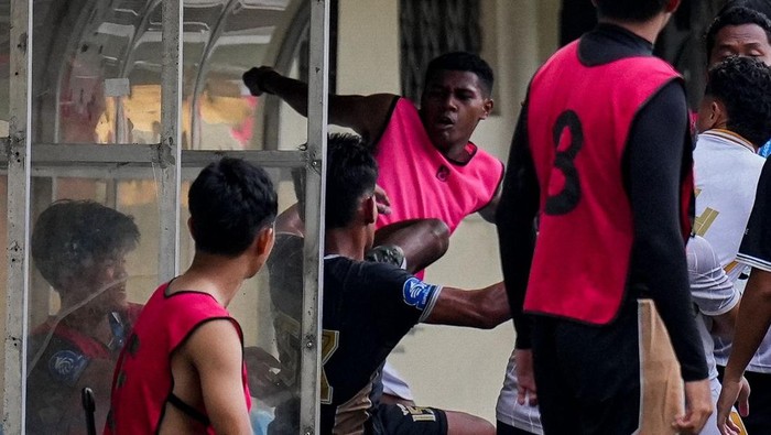 Aksi tidak sportif terjadi di laga Elite Pro Academi (EPA) U-20 saat Bhayangkara FC jumpa Dewa United U-20 di Stadion Citarum, Semarang, Minggu (19/4/2026). Pemain Bhayangkara melakukan tendangan kungfu ke arah perut pemain Dewa United setelah laga.
