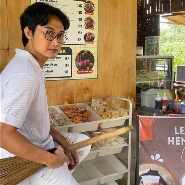 Boby Tince Kini Tinggal di Desa, Giat Berkebun