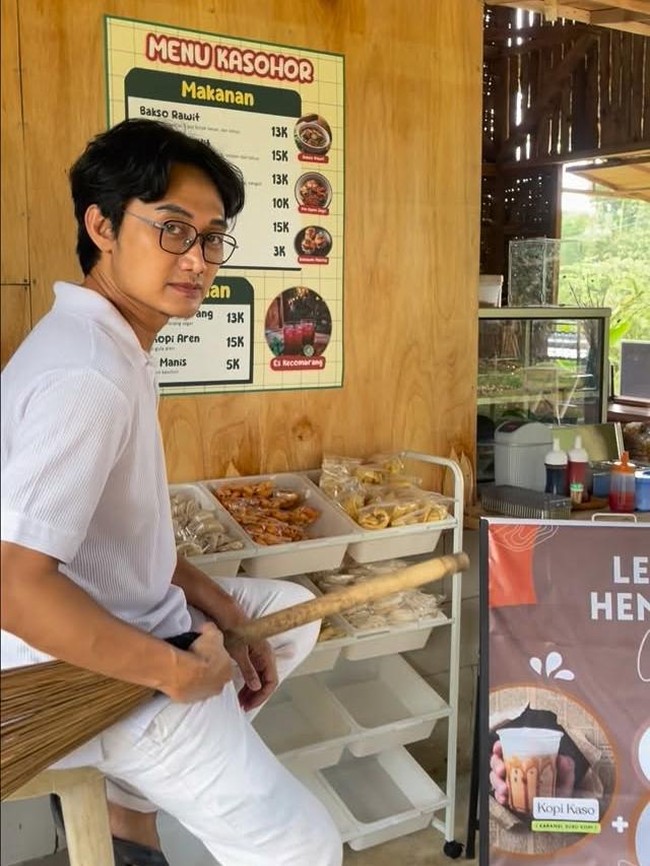 Boby Tince Kini Tinggal di Desa, Giat Berkebun