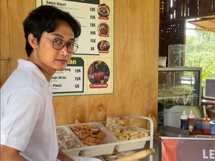 Boby Tince Kini Tinggal di Desa, Giat Berkebun
