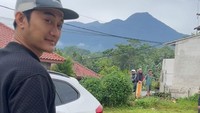 Boby Tince tinggal di kaki Gunung Salak, Desa Purwasari, Dramaga Petir, Jawa Barat. (Foto: dok Instagram boby_tince)