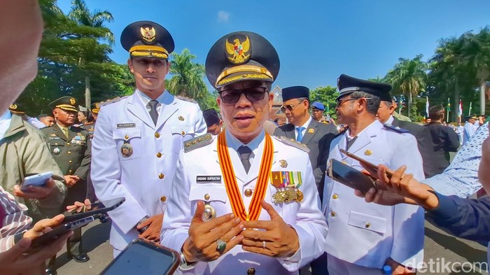 Bupati Bandung Dadang Supriatna saat wawancara di Lapangan Upakarti, Soreang, Senin (20/4/2026).