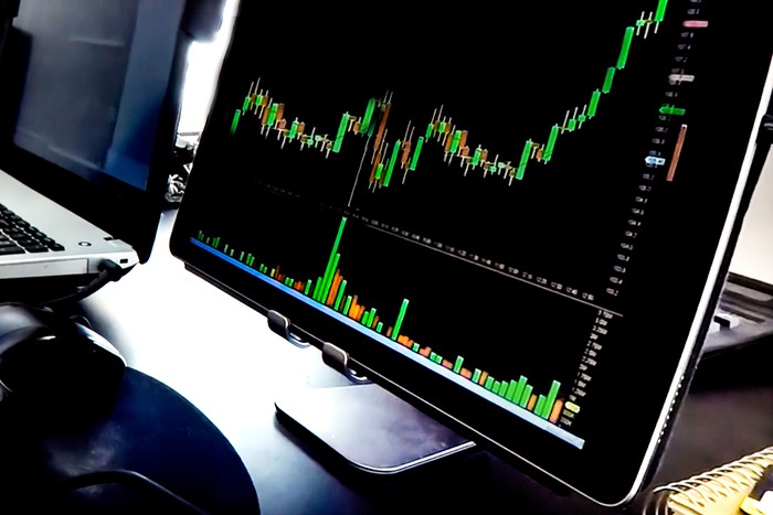 FAST Masih Tekor Meski Pendapatan Stabil, ADRO Bagi Dividen Rp 262 per Saham