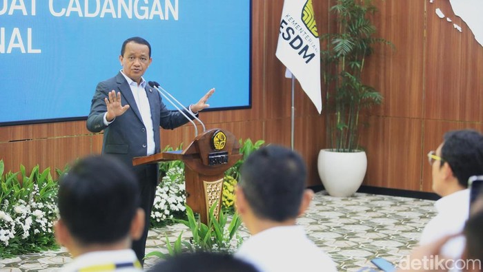 Menteri Energi dan Sumber Daya Mineral (ESDM) Bahlil Lahadalia memberikan keterangan pers di gedung ESDM, Jakarta, Senin (20/4/2026) terkait penemuan blok gas terbesar di Kutai, Kalimantan Timur. Pengumuman tersebut turut dihadiri oleh para pejabat E