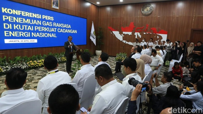 Menteri Energi dan Sumber Daya Mineral (ESDM) Bahlil Lahadalia memberikan keterangan pers di gedung ESDM, Jakarta, Senin (20/4/2026) terkait penemuan blok gas terbesar di Kutai, Kalimantan Timur. Pengumuman tersebut turut dihadiri oleh para pejabat ESDM dan lembaga terkait.