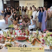 Acara tersebut didekorasi unik dengan nuansa kuning yang fresh. Meja tempat untuk makan bersama dihias dengan buah-buahan seperti semangka dan pepaya dengan bunga-bunga di bagian atasnya. Foto: Instagram/@chelseaislan