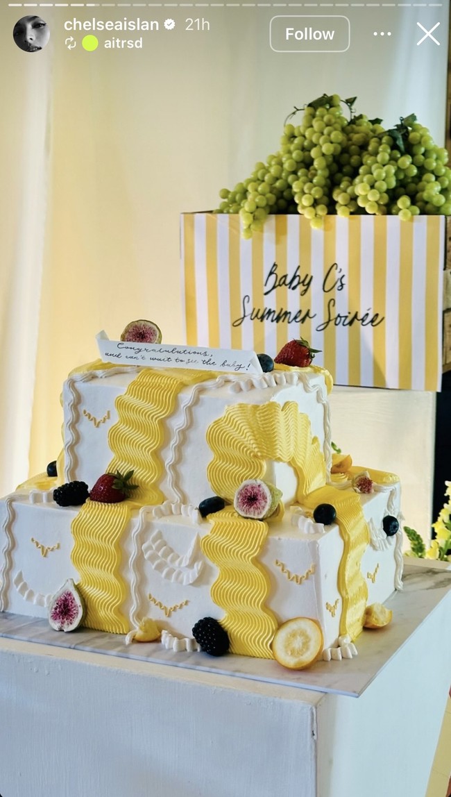 Senada dengan tema yang dipilih, kue baby shower Chelsea juga dibuat dengan nuansa kuning dan putih. Kue tersebut dihiasi dengan buah-buah kecil seperti strawberry dan blueberry, serta tulisan ‘congratulations, and can’t wait to see the baby!’. Foto: Instagram/@chelseaislan