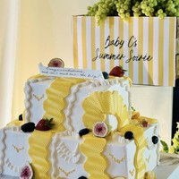 Senada dengan tema yang dipilih, kue baby shower Chelsea juga dibuat dengan nuansa kuning dan putih. Kue tersebut dihiasi dengan buah-buah kecil seperti strawberry dan blueberry, serta tulisan ‘congratulations, and can’t wait to see the baby!’. Foto: Instagram/@chelseaislan