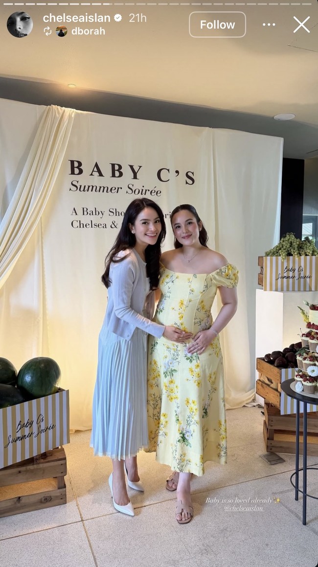 Chelsea tampil cantik kenakan dress sabrina warna kuning bermotif floral. Dengan potongan membentuk lekuk tubuh membuat baby bump di perut Chelsea yang sudah semakin besar jelas terlihat. Foto: Instagram/@chelseaislan