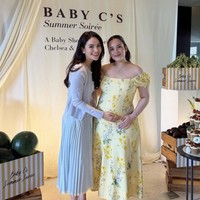 Chelsea tampil cantik kenakan dress sabrina warna kuning bermotif floral. Dengan potongan membentuk lekuk tubuh membuat baby bump di perut Chelsea yang sudah semakin besar jelas terlihat. Foto: Instagram/@chelseaislan
