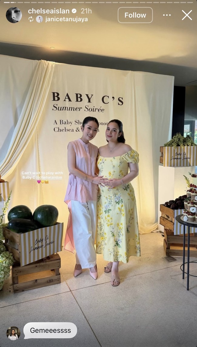 Chelsea mempermanis tampilannya dengan beberapa aksesori simpel seperti anting, kalung, cincin, dan gelang. Untuk alas kaki ia memilih tampil nyaman dengan mengenakan sandal flat berwarna nude. Diketahui sandal tersebut merupakan edisi Hermes Oran yang harganya capai Rp 13 jutaan. Foto: Instagram/@chelseaislan