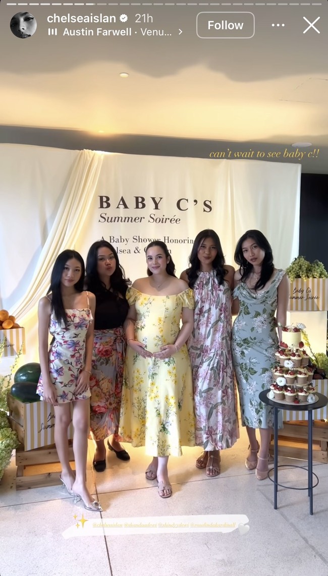 Beberapa tamu undangan yang hadir juga tampak mengenakan dress bernuansa floral dengan warna-warna yang cerah. Foto: Instagram/@chelseaislan