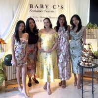 Beberapa tamu undangan yang hadir juga tampak mengenakan dress bernuansa floral dengan warna-warna yang cerah. Foto: Instagram/@chelseaislan