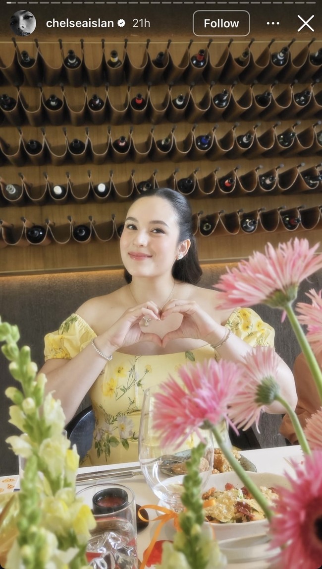 Meski tengah hamil besar Chelsea tampil cantik glowing dengan pulasan makeup natural flawless. Blush on lembut dan lipstik pink nude membuat wajah Chelsea kian merona dan fresh. Tatanan rambut yang dibuat sleek dengan diikat setengah memberikan tampilan yang clean dan rapi. Foto: Instagram/@chelseaislan