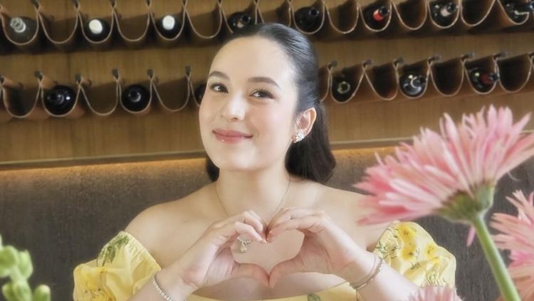 Potret Baby Shower Chelsea Islan, Bumil Tampil Glowing Pakai Dress Kuning