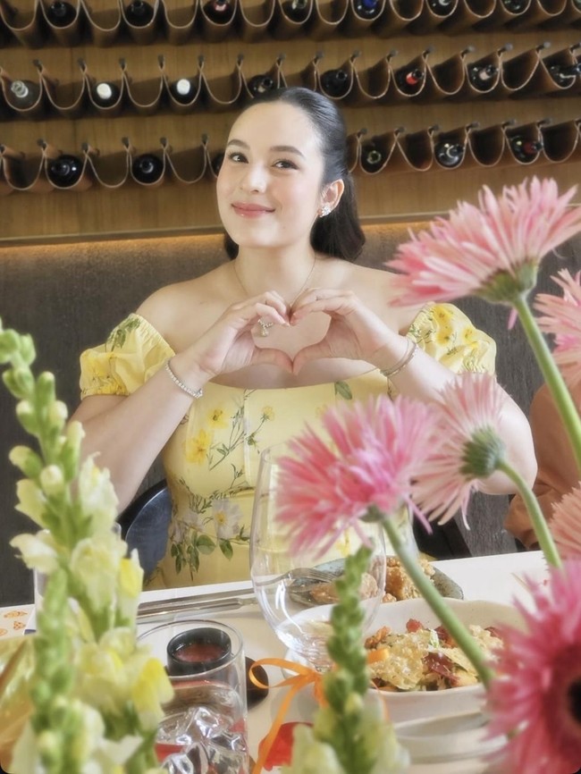 Potret Baby Shower Chelsea Islan, Bumil Tampil Glowing Pakai Dress Kuning