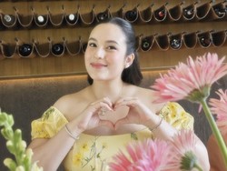Potret Baby Shower Chelsea Islan, Bumil Tampil Glowing Pakai Dress Kuning