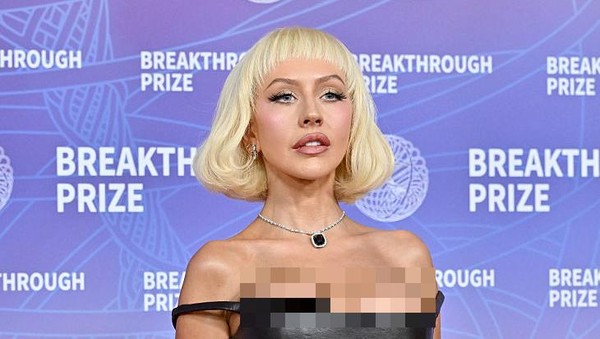 5 Gaya Terbaru Christina Aguilera, Unreal Bak Boneka Hidup