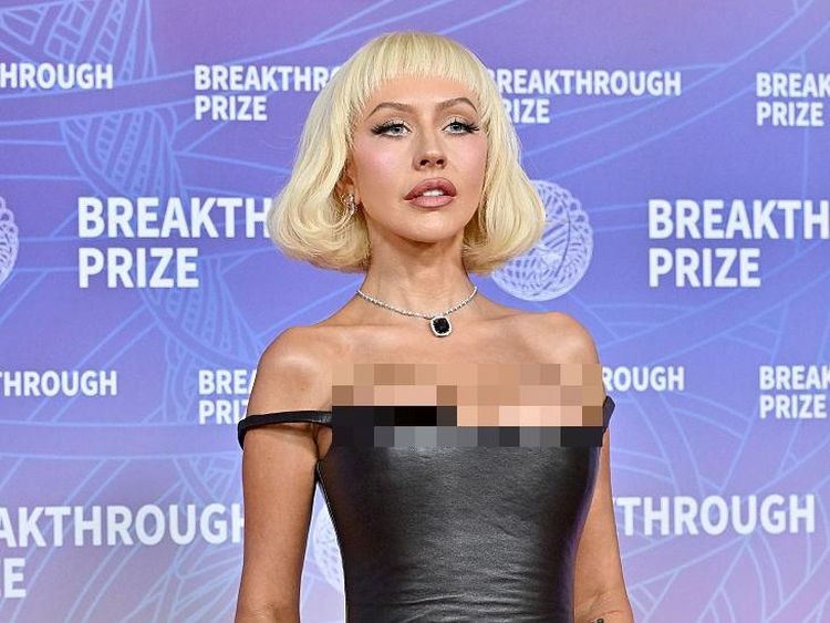 5 Gaya Terbaru Christina Aguilera, Unreal Bak Boneka Hidup