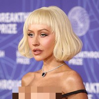 Christina tampil bak boneka Barbie dengan rambut pirang platinum berpotongan bob bervolume dan poni pendek. Foto: Getty Images