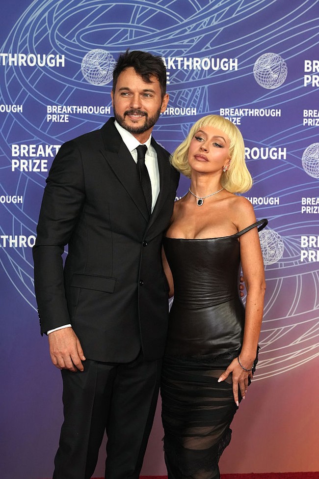 Christina Aguilera menghadiri Breakthrough Prize Ceremony 2026 di Santa Monica, California, AS, pada Sabtu (18/04/2026). Ia datang bersama tunangannya, Matthew Rutler. Foto: Getty Images