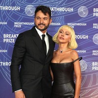 Christina Aguilera menghadiri Breakthrough Prize Ceremony 2026 di Santa Monica, California, AS, pada Sabtu (18/04/2026). Ia datang bersama tunangannya, Matthew Rutler. Foto: Getty Images