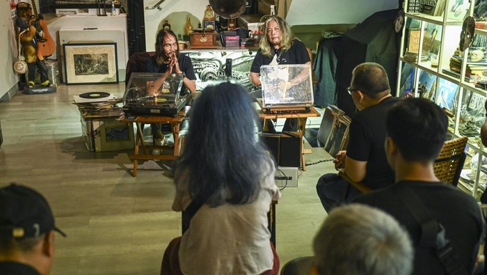 Pendiri Yayasan mataWaktu Oscar Motuloh (kanan) bersama musisi dan pemerhati musik Hari Pochang (kiri) mempresentasikan musik saat acara Groove Story di Yayasan mataWaktu, Jakarta, Minggu (19/4/2026). Acara tersebut untuk memperingati Record Store Day (RSD) yang bertujuan merayakan budaya rekaman independen agar dapat menyatukan seluruh elemen yang ada di industri musik dengan mendukung rilisan fisik seperti vinil, kaset, dan cakram padat (compact disc). ANTARA FOTO/Galih Pradipta