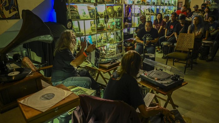 Pendiri Yayasan mataWaktu Oscar Motuloh (kanan) bersama musisi dan pemerhati musik Hari Pochang (kiri) mempresentasikan musik saat acara Groove Story di Yayasan mataWaktu, Jakarta, Minggu (19/4/2026). Acara tersebut untuk memperingati Record Store Day (RSD) yang bertujuan merayakan budaya rekaman independen agar dapat menyatukan seluruh elemen yang ada di industri musik dengan mendukung rilisan fisik seperti vinil, kaset, dan cakram padat (compact disc). ANTARA FOTO/Galih Pradipta