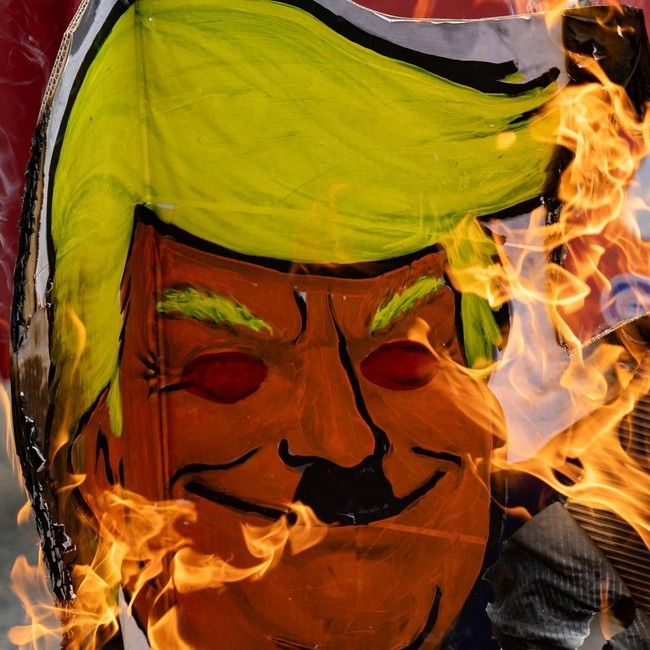 Demo Panas di Quezon City, Aktivis Bakar Properti Bergambar Donald Trump