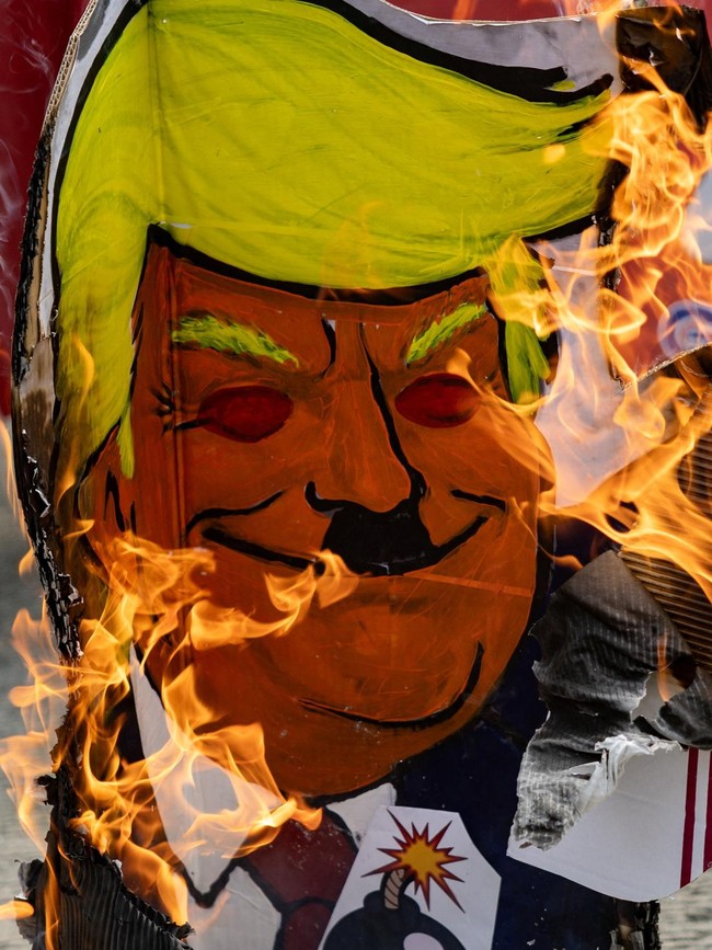 Demo Panas di Quezon City, Aktivis Bakar Properti Bergambar Donald Trump