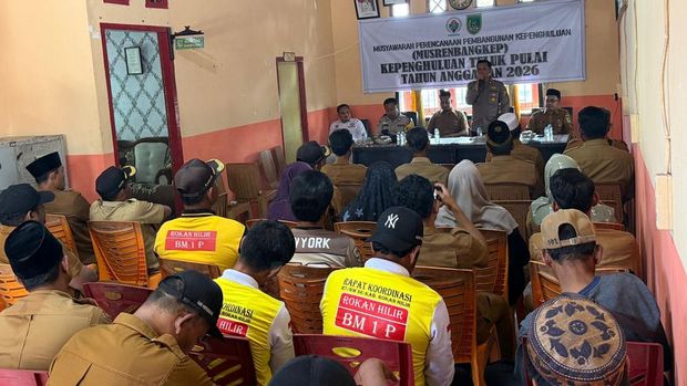 Desa Panipahan, Kecamatan Pasir Limau Kapas, Kabupaten Rohil berbenah. Polisi dan warga gotong royong perbaiki jalan Desa Panipahan, Kecamatan Pasir Limau Kapas, Kabupaten Rohil berbenah. Polisi dan warga gotong royong perbaiki jalan rusak, Senin (20/4/2026).
