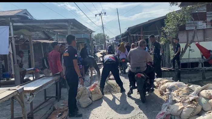 Desa Panipahan, Kecamatan Pasir Limau Kapas, Kabupaten Rohil berbenah. Polisi dan warga gotong royong perbaiki jalan rusak, Senin (20/4/2026).