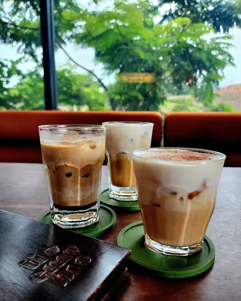 Di sini kamu bisa nongkrong atau WFC santai ditemani racikan kopi enak.