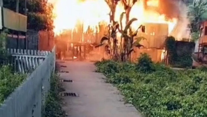 Dua rumah di Parepare ludes terbakar.