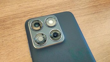 Main camera 50 MP dengan Sony LYTIA 710 sensor, Ultrawide camera 13 MP, dan rear camera 3-in-1 light sensor. Untuk video sampai dengan 4K UHD (30fps). Foto: Aisyah Kamaliah/detikINET