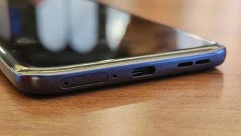 Ada port charger dan headphone dengan tipe USB-C, speakernya Dual Stereo dari Dolby Atmos. Foto: Aisyah Kamaliah/detikINET