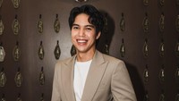 Terima kasih ya buat kalian semua, karena sudah mau jadi Groomsmen gue. Karena, jadi Groomsmen itu kan gak gampang, banyak waktu tersita untuk acara gue nanti. Oleh karena itu, malam ini gue mau mengucapkan terima kasih banyak buat kalian semua yang sudah mau gue repotkan, papar El Rumi dilihat dari channel YouTube El Syifa. Foto: dok instagram El Rumi