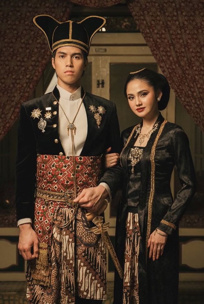 Keduanya mengenakan pakaian khas Jawa yang klasik. El Rumi tampil dengan beskap, sementara Syifa memakai kebaya hitam yang anggun. Foto: Instagram/@elelrumi