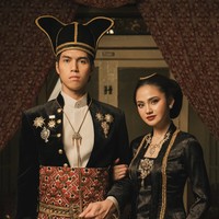 Keduanya mengenakan pakaian khas Jawa yang klasik. El Rumi tampil dengan beskap, sementara Syifa memakai kebaya hitam yang anggun. Foto: Instagram/@elelrumi